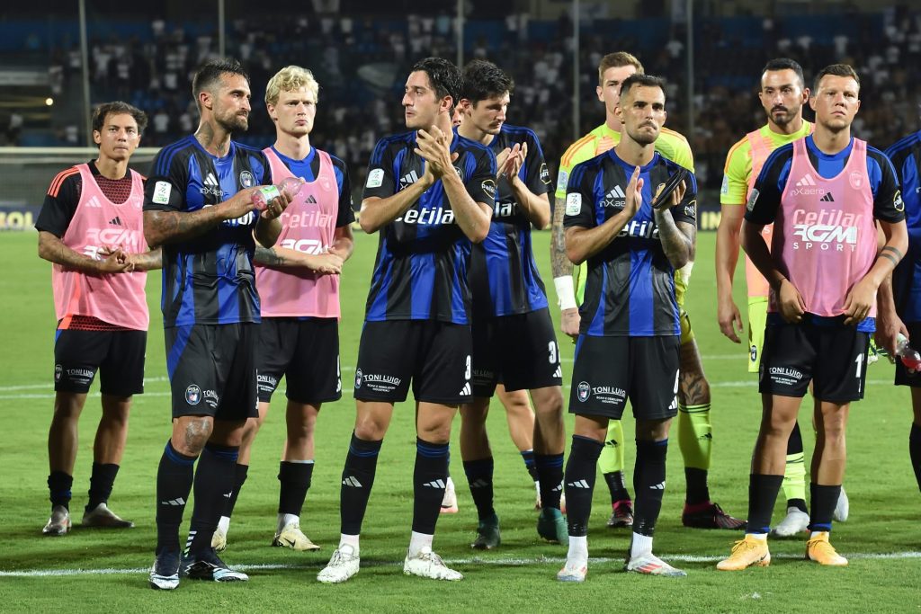 Pisa sotto la curva nord