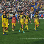 Il Pisa, sconsolato, saluta e ringrazia i propri tifosi al termine della partita