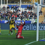 Man calcia con il sinistro: traversa