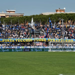 La Curva Nord del Pisa che espone lo striscione