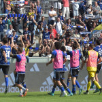 I giocatori esultano sotto la gradinata