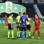 I due capitani si scambiano i gagliardetti a inizio gara