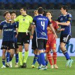 Le discussioni al termine della partita con l'arbitro Gualtieri per aver interrotto il contropiede di D'Alessandro