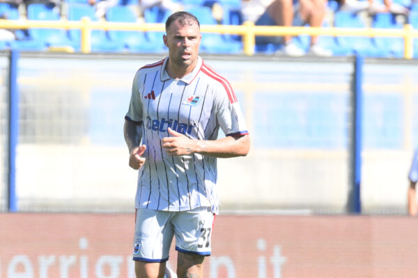IPA88223965 - Andrea Petagna of AC Pisa 1909 in action during the Serie BKT match between SS Juve Stabia vs Pisa SC 1909 at Romeo Menti Stadium