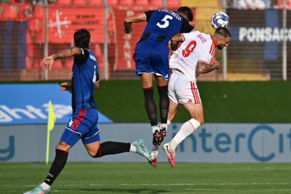 IPA88766744 - Ettore Gliozzi of Mantova Calcio 1911 is opposed by Simone Canestrelli of AC Pisa 1909 during the soccer match between Mantova 1911 and SC Pisa 1909, MD5 of Serie BKT Italian Soccer Championship 2026/2027 at Danilo Martelli - Pata Stadium on September 20, 2026 in Mantua, Italy.